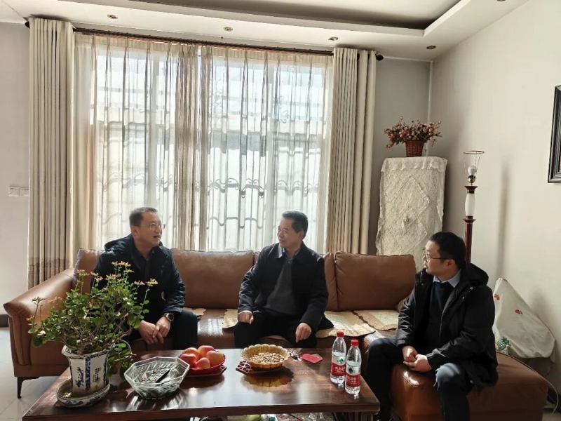 新春送溫暖 情系老干部——濮陽城發(fā)投集團開展春節(jié)走訪慰問活動